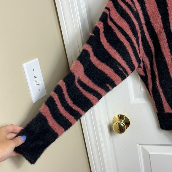 NWOT TAHARI Black Pink Zebra Stripes Viscose Blend Crew Neck Sweater Size XS - Picture 6 of 7